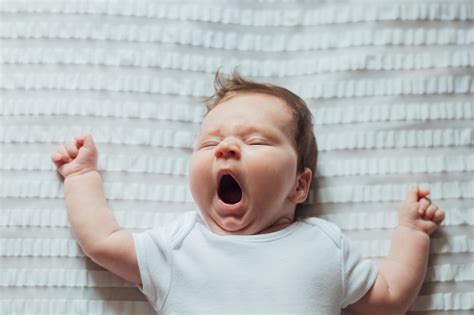 Mon Bebe Sursaute Beaucoup Quand Il Dort Le sommeil de bébé de la naissance à 9 mois : Femme Actuelle Le MAG